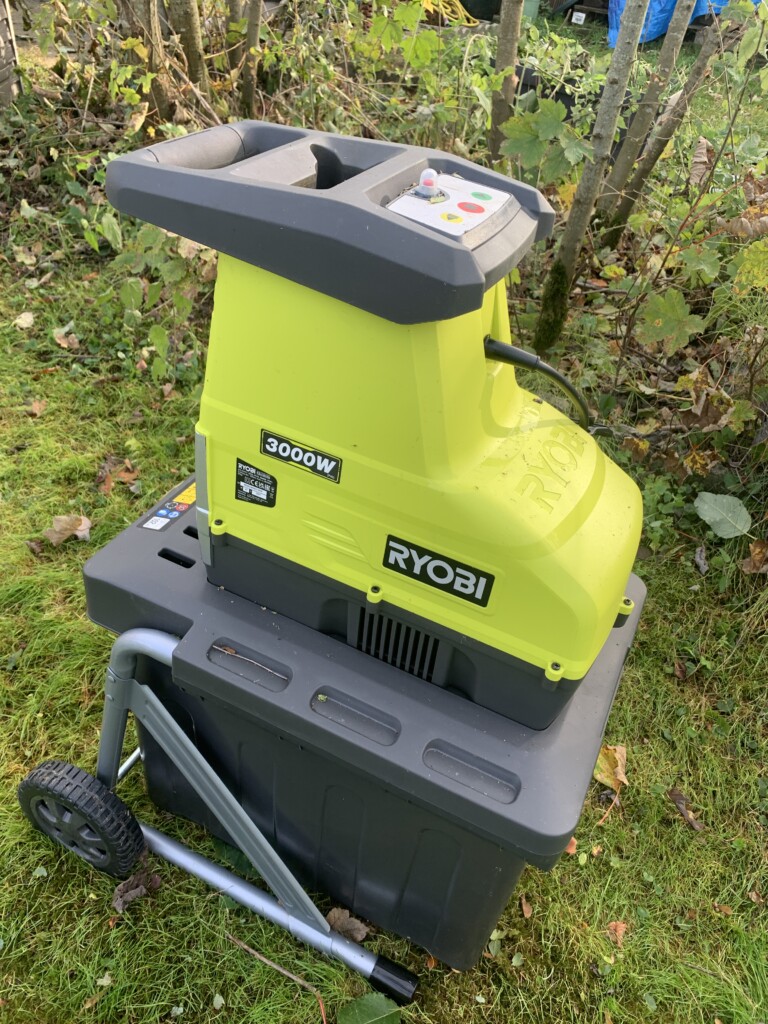 Location outil Broyeur à branche électrique Ryobi près de Treux