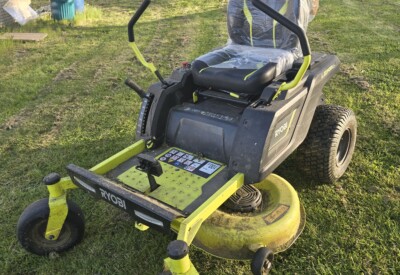 Location Tracteur tondeuse électrique Ryobi à La Genétouze