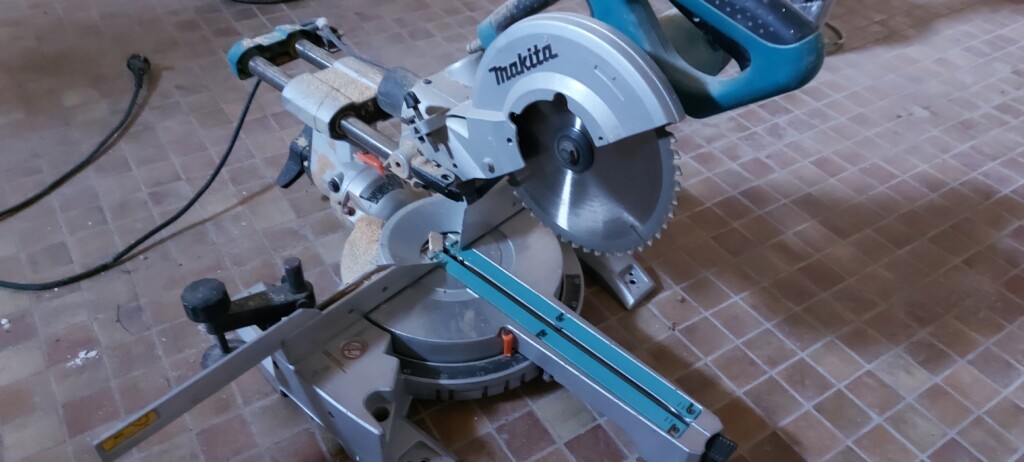 Location outil Scie à onglet électrique Makita près de Vuillafans