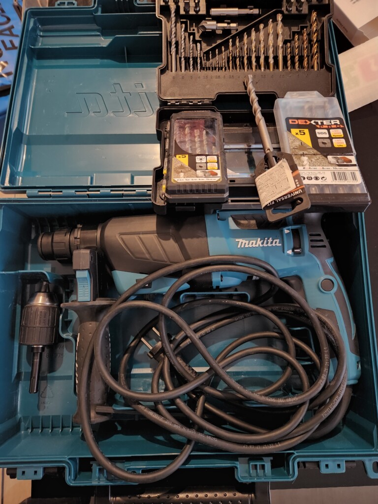 Location outil Burineur perforateur électrique Makita près de Paris