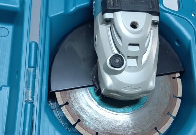 Location Meuleuse disqueuse 230mm Makita à Moustoir-Ac