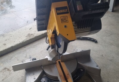 Location Scie sur table électrique Dewalt à Montesquieu-des-Albères