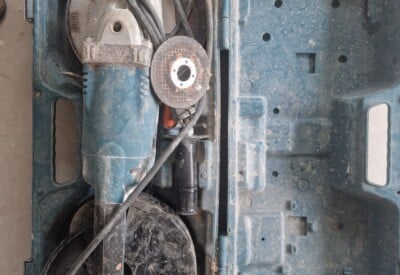 Location Meuleuse disqueuse 230mm Makita à Rives