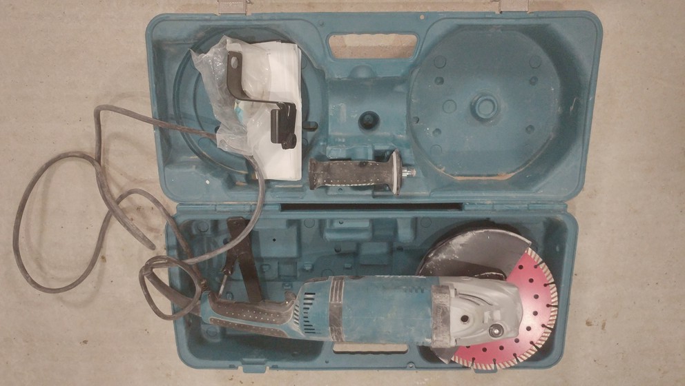 Location outil Meuleuse tronçonneuse 230mm makita ga9030 (avec ou sans disque... le tarif affiché est sans) près de Mulhouse
