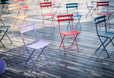 Comment organiser une conférence en entreprise : l’atout des chaises pliantes