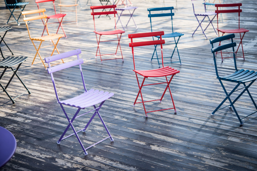 Comment organiser une conférence en entreprise : l’atout des chaises pliantes