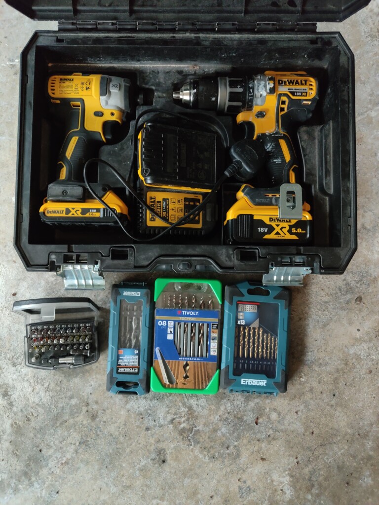 Location outil Perceuse à percussion Sans-fil Dewalt près de Les Essarts-le-Roi