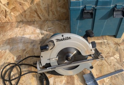 Location Scie circulaire à bois électrique Makita à Boissy-la-Rivière