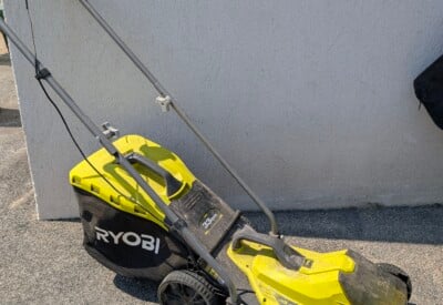 Location Tondeuse à gazon électrique Ryobi à Trans-en-Provence