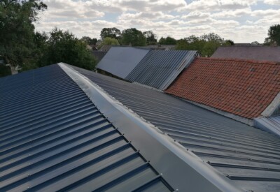 Tôle transparente : quels avantages pour votre toiture ou votre véranda ?