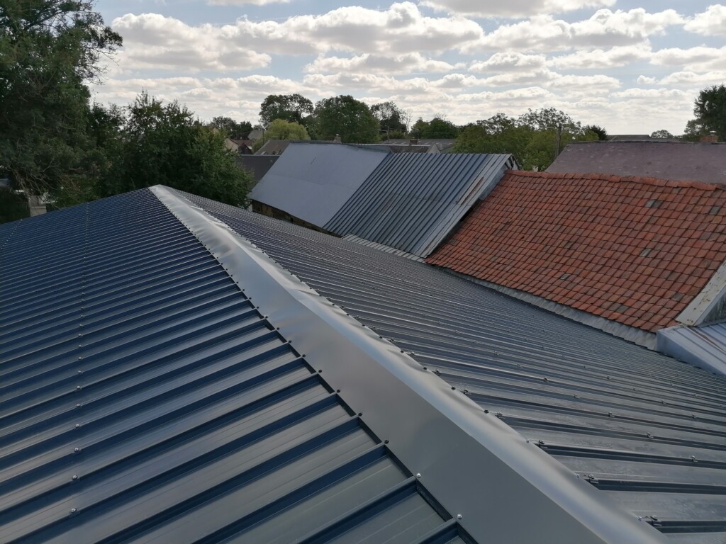 Tôle transparente : quels avantages pour votre toiture ou votre véranda ?