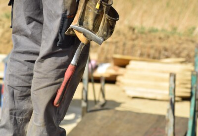 Pantalon ou cotte de travail : lequel choisir pour vos sessions de bricolage ?