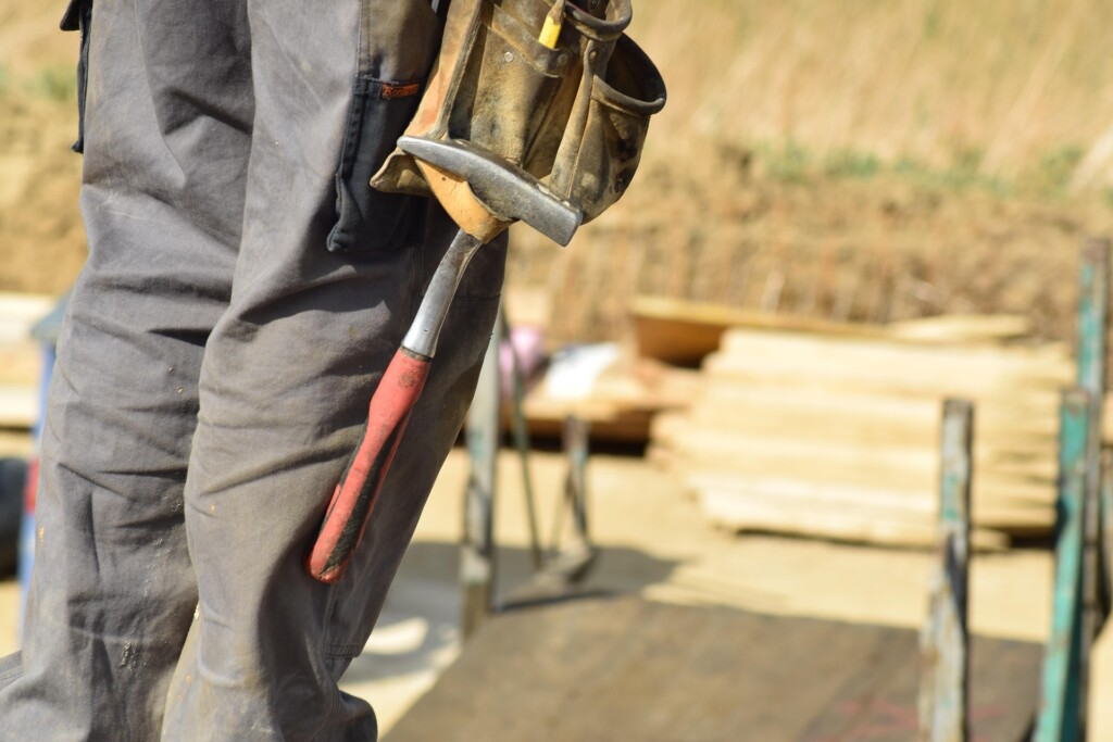 Pantalon ou cotte de travail : lequel choisir pour vos sessions de bricolage ?