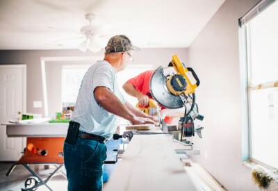 Faire appel à un artisan indépendant : les réflexes à adopter avant de signer