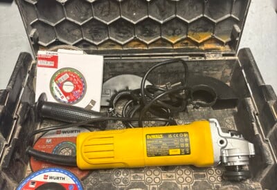 Location Meuleuse disqueuse électrique Dewalt à Locqueltas