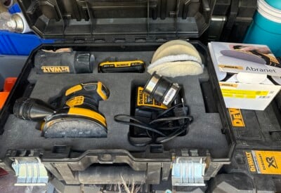Location Ponceuse excentrique batterie Dewalt à Locqueltas